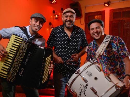 músicos com seus instrumentos sanfona, zabumba e triangulo