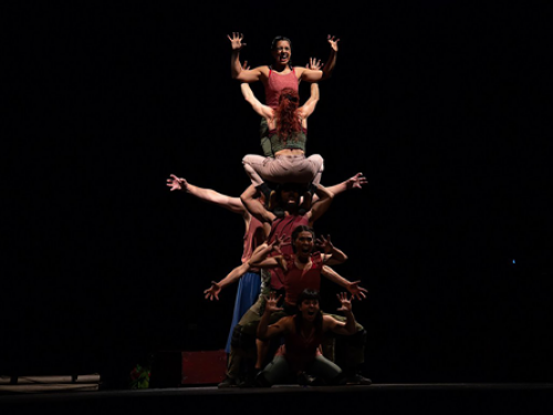 Fotos de atores formando uma pirâmide humana. 