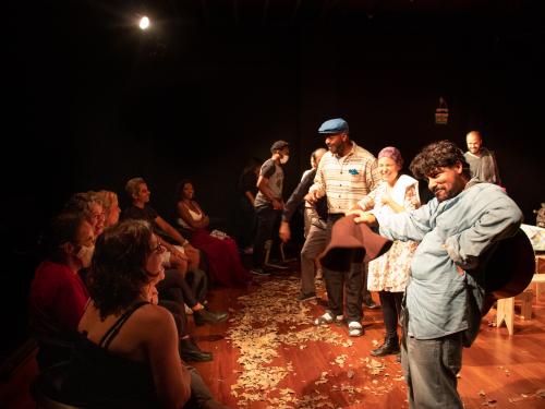 Espetáculo: "Ô de casa! - uma peça-áudio-interativa"