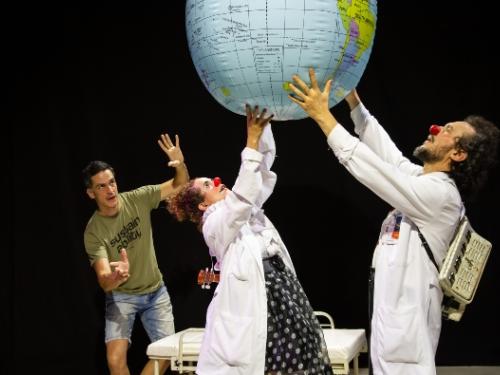 Espetáculo: "Um ponto azul" - Instituto Hahaha