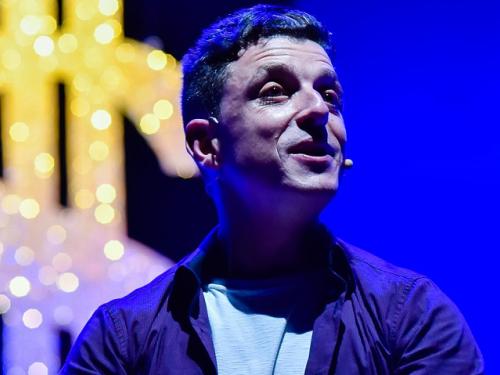 Espetáculo: "Como se livrar das dívidas em 12 hilárias prestações"