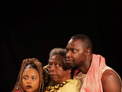 Espetáculo: HERANÇA, com Júlia Tizumba, Sérgio Pererê e Mauricio Tizumba