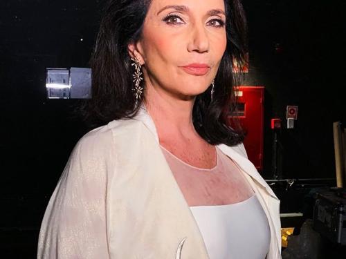 Show: Zizi Possi em "Uma voz, um instrumento"