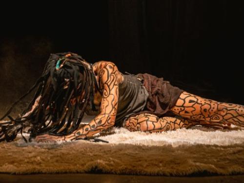 Cena da montagem da Nalini Cia. de Dança