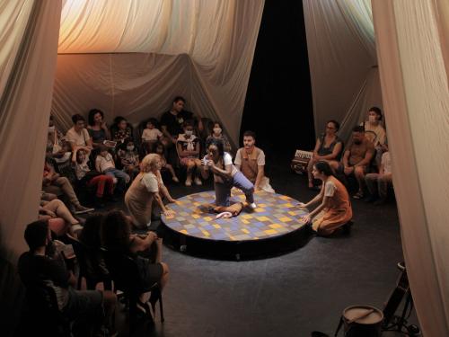 Espetáculo "A Menina Cientista e o Mistério do Urro" - Galpão Cine Horto