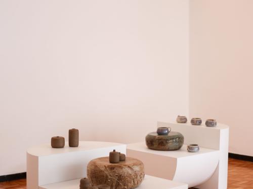 Expografia com objetos escultóricos e utilitários 