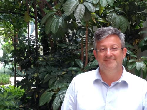 O escritor paranaense Dalton Trevisan, conhecido como o vampiro de Curitiba, terá sua obra analisada pelo poeta, professor de literatura e editor Augusto Massi, na sessão do dia 22/8, terça-feira, do Letra em Cena. Como ler.... No Café do Centro Cultural Unimed-BH Minas, Massi será entrevistado pelo curador e jornalista do programa literário José Eduardo Gonçalves. Avesso às entrevistas, Massi diz que seria redundante o autor, que é também advogado, concedê-las. “Dalton está de corpo inteiro nos seus contos