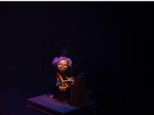  Espetáculo: Azul, da Artesanal Cia. de Teatro