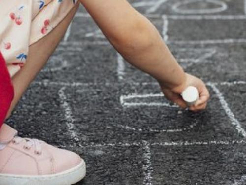 Ateliê Aberto - Oficina : Brincadeiras de Quintal – circuito de jogos 