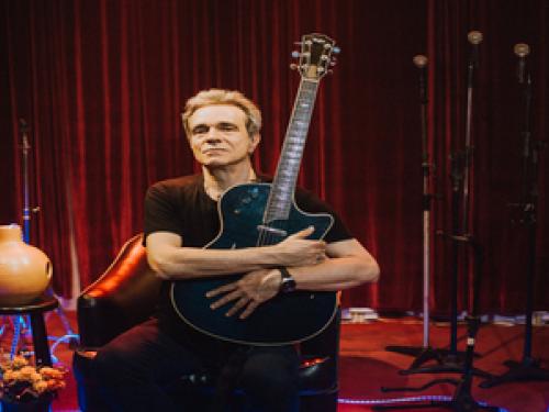 Show: Arnaldo Brandão "Voz e Violão"