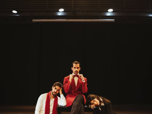 Espetáculo: "O Mundo Está em Chamas, o Teatro Também Tem de Estar"