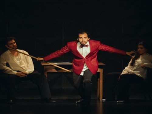 Espetáculo: "O Mundo Está em Chamas, o Teatro Também Tem de Estar"