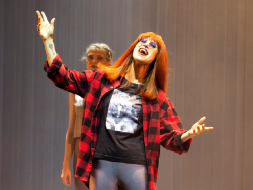 Atriz Mel Lisboa vestida como e interpretando Rita Lee