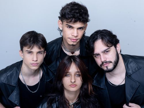 imagem de uma banda com 3 homens e uma mulher