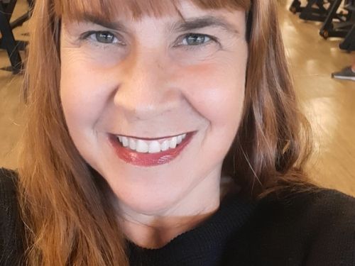 Imagem do rosto de uma mulher ruiva