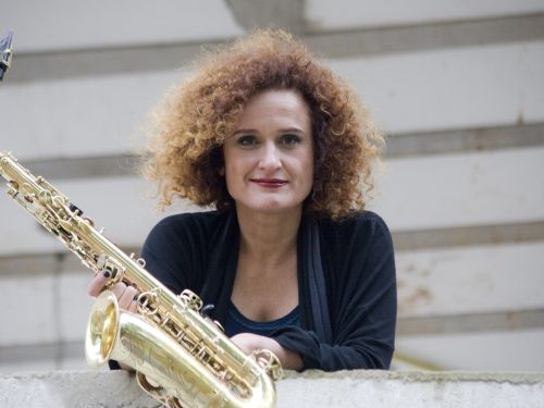 Imagem de uma mulher segurando um saxosofone