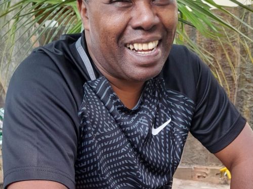 Imagem de um homem usando boné e camisa preta