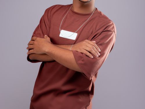 imagem de um homem usando roupas da cor marrom