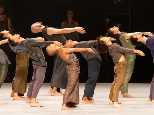 Imagem com o grupo de dança na apresentação do espetáculo 