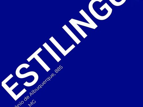 Imagem azul com o nome da exposição e local 