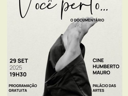 Imagem em preto e branco com os pés para o alto 