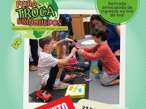 Duas crianças brincando com brinquedos na mão e uma mãe acompanhando 