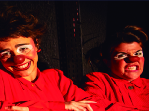 Descrição da imagem: duas pessoas com nariz de palhaço, vestindo roupas vermelhas.