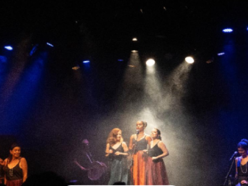 Imagem com três mulheres cantando 