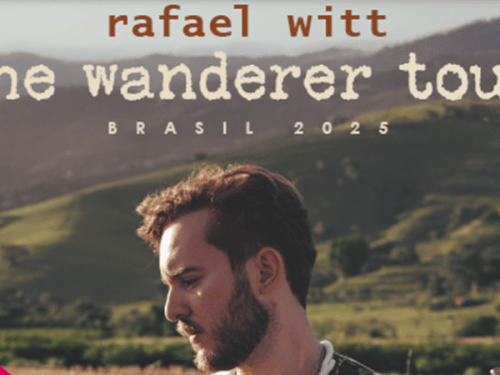 Imagem do cantor Rafael cantando com um violão