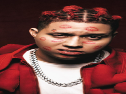 Imagem de um homem de cabelo vermelho com vestimentas vermelhas