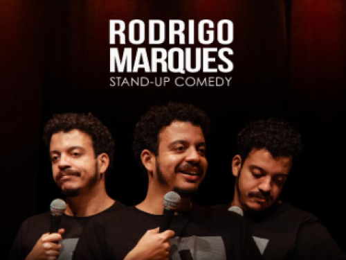 Imagem com três homens e microfone na mão