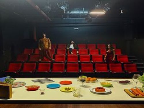 Três pessoas dentro do Teatro 