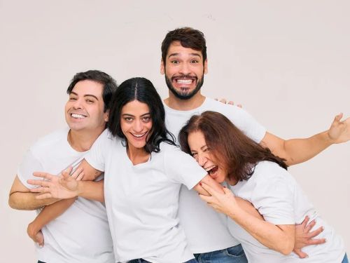 Imagem de dois homens e duas mulheres