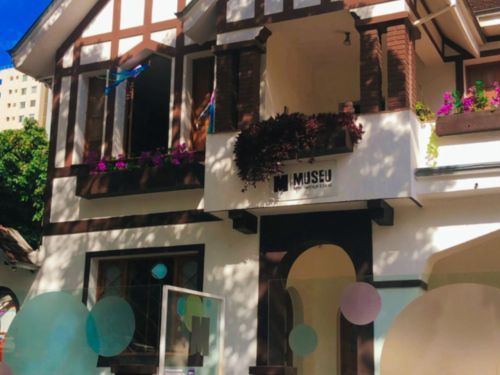 fachada do museu dos brinquedo, marrom e branca com dois andares 