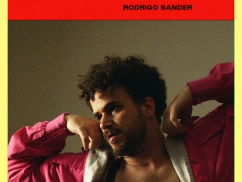 Homem com jaqueta rosa aberta