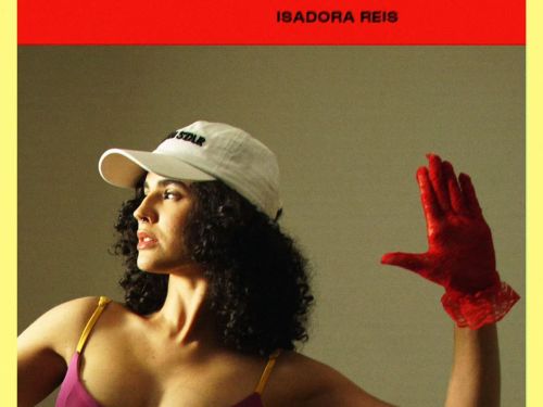 Mulher com boné branco, sutiã rosa e luva vermelha