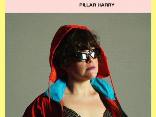 Mulher com óculos escuro e jaqueta colorida