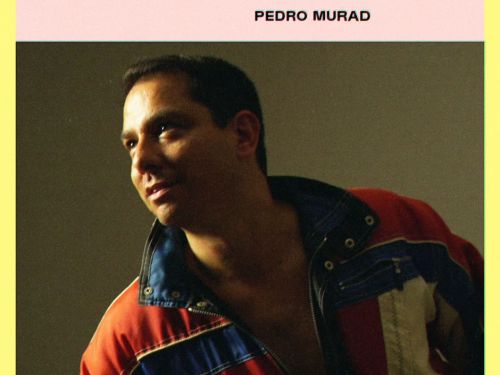 Homem com jaqueta colorida