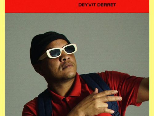 Homem com óculos escuro e camisa vermelha