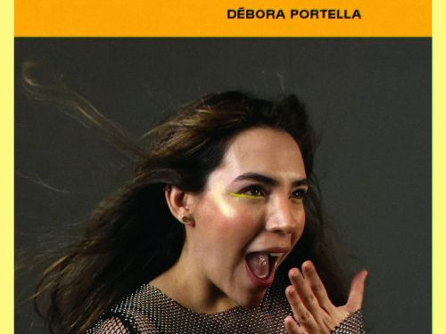 Mulher com blusa de manga comprida cinza e vazada