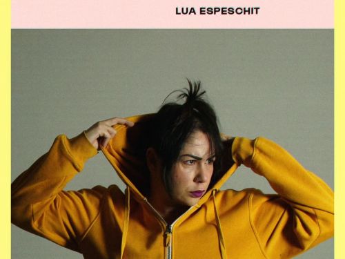 Mulher com blusa de frio amarela