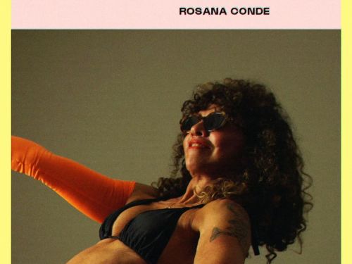 Mulher com óculos escuro, top preto e braçadeira laranja