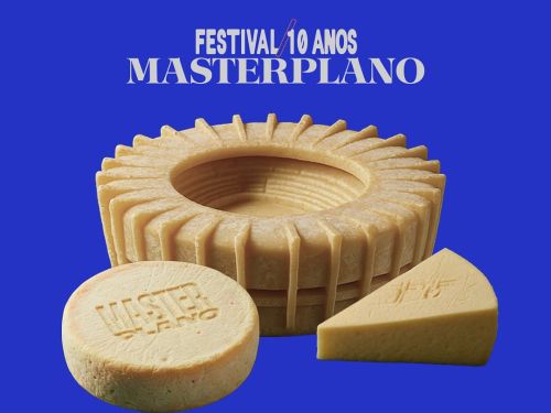 Imagem azul, com três queijos em formatos diferentes, sendo um deles em formato do Mineirão