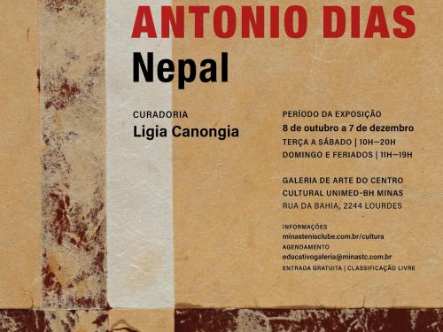 Imagem com um fundo marrom, com nome, data e local da exposição