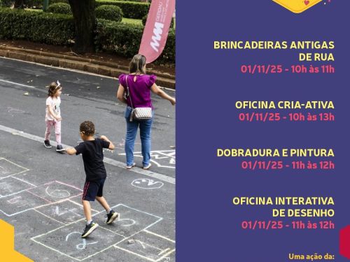 Foto mostra crianças brincando de amarelinha desenhada com giz colorido no chão de uma rua. Há árvores e jardins ao fundo. À direita, o fundo azul contém os textos: Brincadeiras antigas de rua – das 10h às 11h. Oficina Cria-Ativa – das 10h às 13h. Dobradura e pintura – das 11h às 12h. Oficina interativa de desenho – das 11h às 12h. Realização: PUC Minas – Campus Lourdes. Local: Praça da Liberdade – Alameda da Educação (em frente ao MM Gerdau).