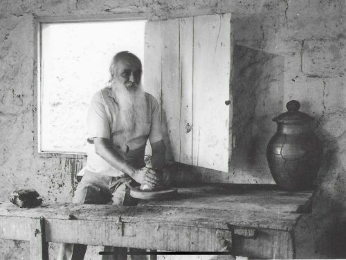 Imagem preto e branco, de um senhor fazendo uma arte em cerâmica 