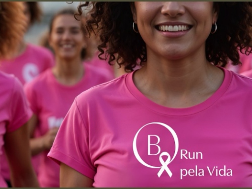 Foto de mulheres com camisetas rosas com escrito B. Run pela Vida, com laço símbolo da campanha da luta contra o câncer de mama