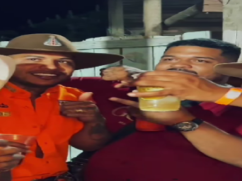 Imagem ilustrativa de dois homens posando para foto 