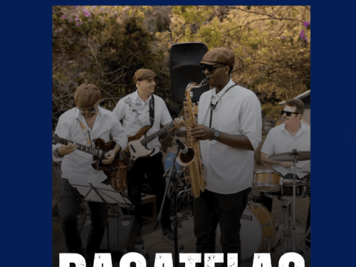 Quatro homens com camisa branca, calças pretas e instrumentos musicais (baixo, guitarra, bateria e saxofone)