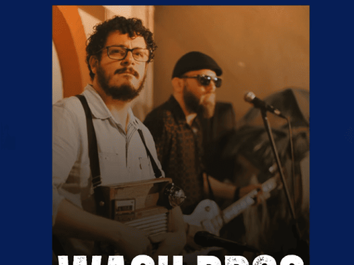 Dois homens de óculos e com barba segurando instrumentos de corda (baixo e guitarra)